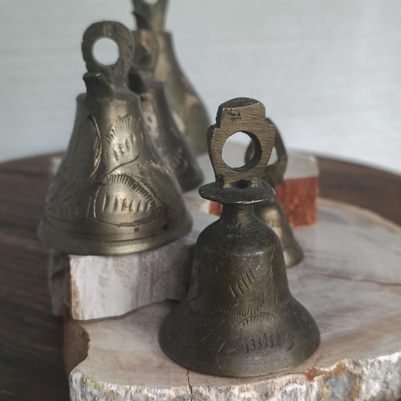 Bells Of Sarna India Brass Etched Bells Lot Of 5 different Size Bells Christmas - Picture 9 of 16
